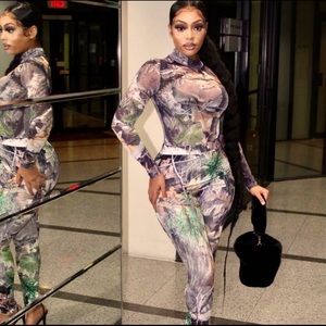 In the woods 2pcs Bodysuit w/leggings. Size Sm